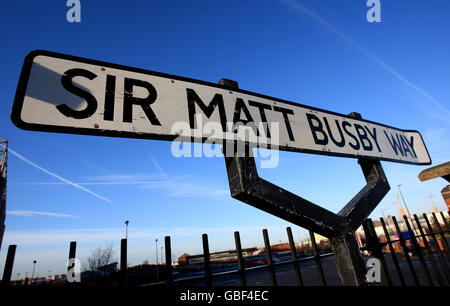 Fußball - Barclays Premier League - Manchester United - Old Trafford. Sir Matt Busby weit außerhalb von Old Trafford, dem Heimstadion des Manchester United Football Club Stockfoto