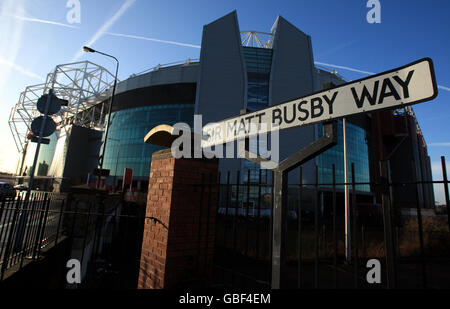 Fußball - Barclays Premier League - Manchester United - Old Trafford. Sir Matt Busby weit außerhalb von Old Trafford, dem Heimstadion des Manchester United Football Club Stockfoto