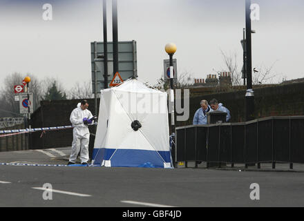 Forensik-Offiziere untersuchen die Szene vor dem Bahnhof Maryland in der Leytonstone Road, Stratford, Ost-London, nachdem ein 18-Jähriger gestern Abend gegen 22.30 Uhr von einem Mitglied der Öffentlichkeit mit Stichverletzungen gefunden wurde. Stockfoto