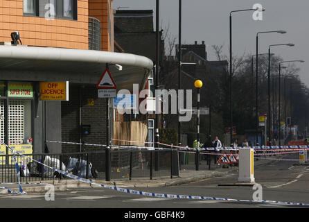 Forensik-Offiziere untersuchen die Szene in der Nähe des Bahnhofs Maryland in der Leytonstone Road, Stratford, Ost-London, nachdem ein 18-Jähriger gestern Abend gegen 22.30 Uhr von einem Mitglied der Öffentlichkeit mit Stichverletzungen gefunden wurde Stockfoto