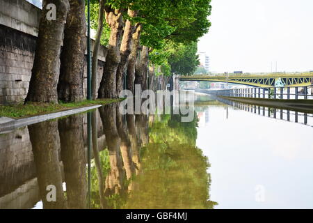 Überflutung von Paris im Jahr 2016 mit der Straße unter Wasser, Kähne auf die Seine und den Eiffelturm im Hintergrund Stockfoto