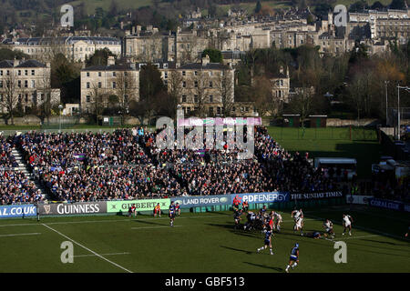 Rugby Union - Guinness Premiership - Bath Rugby gegen London Irish - The Recreation Ground. Eine allgemeine Sicht der Spielaktion während des Guinness Premiership Spiels auf dem Recreation Ground, Bath. Stockfoto