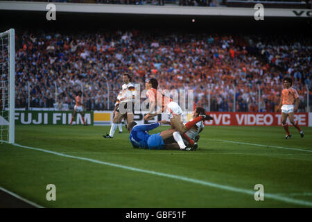 Der Holländer Marco Van Basten (c) kollidiert mit Westdeutschland-Torhüter Eike Immel (l) und Jurgen Kohler (r). Stockfoto