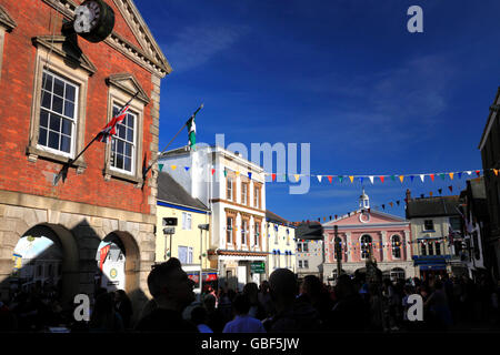 Großes Torrington, Nord-Devon, während der Mai Fair.   Das zentrale rosa Gebäude ist der Pannier Markt. Stockfoto