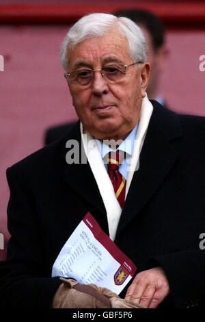 Fußball - FA Barclaycard Premiership - Aston Villa gegen Chelsea. Doug Ellis, Vorsitzender der Aston Villa Stockfoto