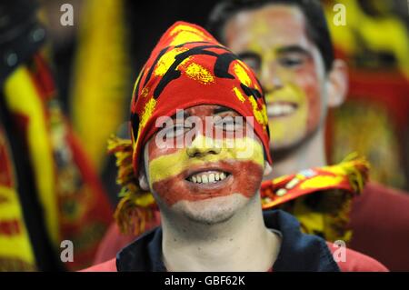 Fußball - International freundlich - Spanien gegen England - Ramon Sanchez-Pizjuan Stadium. Ein Spanien-Fan trägt Gesichtsfarbe auf den Tribünen Stockfoto