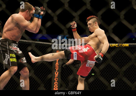 Sport - Ultimate Fighting Championship 95 - die O2 Arena. Der britische Dan Hardy (rechts) und der US-amerikanische Rory Markham während des UFC 95 im O2, London. Stockfoto