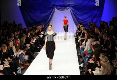 Models auf dem Laufsteg bei der Betty Jackson Modenschau während der London Fashion Week. Stockfoto