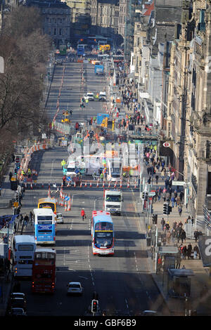 Ein Modell der Straßenbahnen von Edinburgh wurde vor Jenners in der Princes Street in Edinburgh ausgestellt, wo die Öffentlichkeit morgen einen Besuch abstatten kann, um ein Gefühl für das zukünftige Straßenbahnsystem im Stadtzentrum der Hauptstadt zu bekommen. Stockfoto