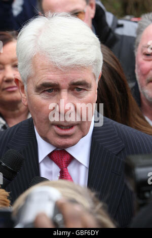 Max Clifford kommt zur Hochzeit von Jade Goody und Jack Tweed im Down Hall Country House Hotel in der Nähe von Hatfield Heath, Essex. Stockfoto