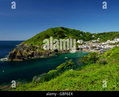 Das Dorf Polperro, in Cornwall, gesehen von der Felsenweg auf dem Ansatz von Looe. Stockfoto