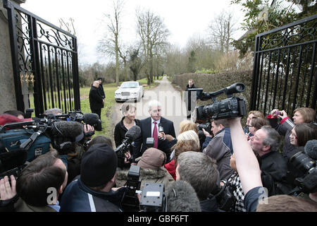 Max Clifford spricht nach der Hochzeit von Jade Goody und Jack Tweed im Down Hall Country House Hotel in der Nähe von Hatfield Heath, Essex, mit den Medien. Stockfoto