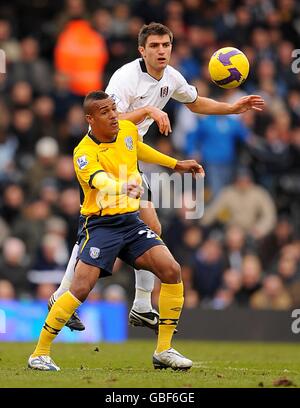 Fußball - Barclays Premier League - Fulham gegen West Bromwich Albion - Craven Cottage. West Bromwich Albions Jay Simpson (links) und Fulhams Aaron Hughes kämpfen um den Ball Stockfoto