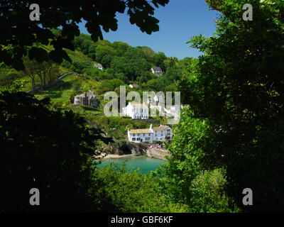 Einen Einblick in Polperro Annäherung an den Felsen Weg von Looe. Stockfoto