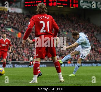 Craig Bellamy von Manchester City (rechts) schießt auf das Tor, was Alvaro Arbeloa von Liverpool (nicht abgebildet) nach seinem Schuss ein eigenes Tor erzielte Stockfoto