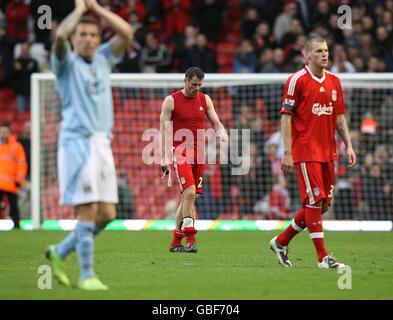 Craig bellamy (l) von Manchester City applaudiert den Fans als Liverpools Jamie Carragher und Martin Skrtel (r) gehen nach dem Weg dejected Die letzte Pfeife Stockfoto