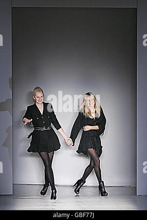 Sienna (rechts) und Savannah Miller begrüßen das Publikum, das die Show für ihre Bekleidungskollektion Twenty8Twelve auf der London Fashion Week verfolgt. Stockfoto