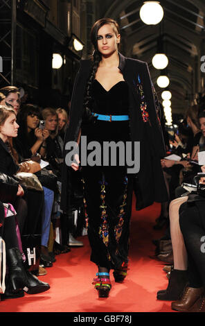 Alice Dellal auf dem Laufsteg während der PPQ Fashion Show auf der London Fashion Week. Stockfoto