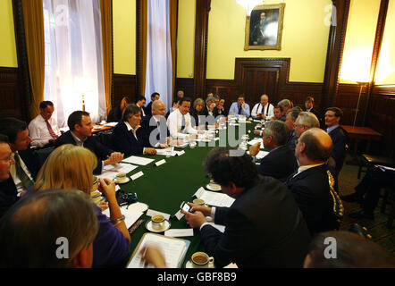 Die Vorsitzende der schottischen Konservativen im schottischen Parlament, Annabel Goldie (links von William Hague), trifft sich mit dem konservativen Schattenkabinett im Portcullis House in Westminster, im Zentrum von London, unter dem Vorsitz des Parteichefs David Cameron. Stockfoto