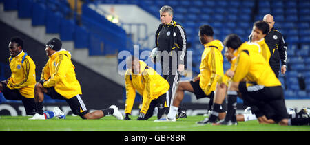 Chelsea-Manager Guus Hiddink beobachtet während eines Trainings in der Stamford Bridge, London. Stockfoto