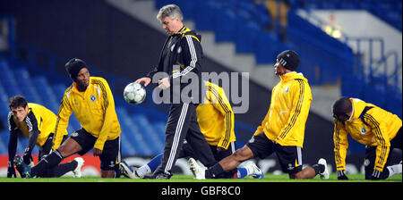 Chelsea-Manager Guus Hiddink beobachtet seine Spieler während einer Trainingseinheit an der Stamford Bridge, London. Stockfoto