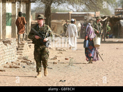 Mitglieder der irischen Streitkräfte, des 99. Infanterie-Bataillons, patrouillieren im Rahmen ihrer laufenden EUFOR-Friedensmission im Dorf Kerfi in der Region Goz Beida im Tschad. Stockfoto