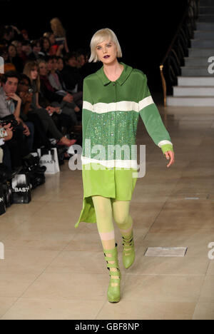 London Fashionweek - Henry Holland Catwalk Stockfoto