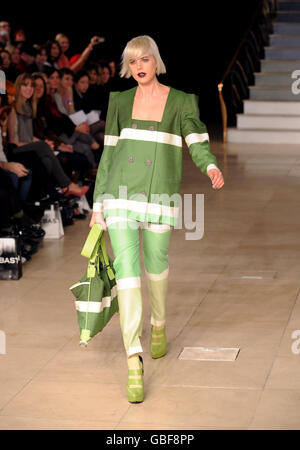 London Fashionweek - Henry Holland Catwalk Stockfoto