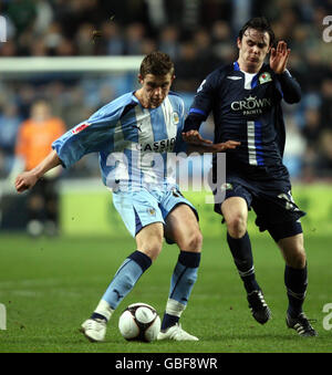 Fußball - FA Cup - Fünfte Runde Replay - Coventry City / Blackburn Rovers - Ricoh Arena. Jordan Henderson von Coventry wird von Keith Treacy von Blackburn während des FA Cup Fifth Round Replays in der Ricoh Arena, Coventry, herausgefordert. Stockfoto