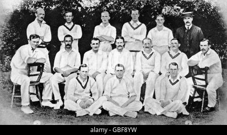 Das südafrikanische Team, das England bereiste: (Hintere Reihe, l-r) Dudley Nourse, Harry Smith, William Shalders, Maitland Hathorn, Aubrey Faulkner, Manager G Allsop; (mittlere Reihe, l-r) Jimmy Sinclair, Reggie Schwarz, Rev. Cyril Robinson, Percy Sherwell, Louis Tancred, Bert Vogler, Johannes Kotze; (Vordere Reihe, l-r) Tipp Snooke, Gordon White, Stanley Snooke Stockfoto