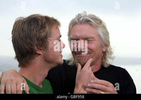 Sir Richard Branson, Präsident von Virgin Atlantic, Sohn Sam posiert für Fotografen auf dem Dach des Four Seasons Hotels in Sydney, Australien, als er die neuen Round-the-World-Tarife von Sydney aus einführt. Stockfoto