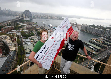 Sir Richard Branson, Präsident von Virgin Atlantic, Sohn Sam posiert für Fotografen auf dem Dach des Four Seasons Hotels in Sydney, Australien, als er die neuen Round-the-World-Tarife von Sydney aus einführt. Stockfoto