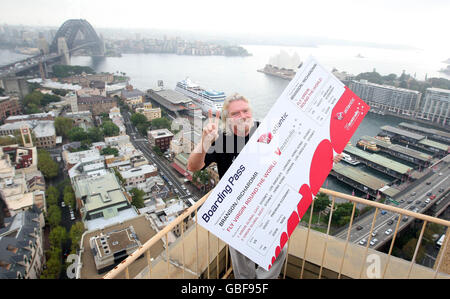 Sir Richard Branson, Präsident von Virgin Atlantic, posiert für Fotografen auf dem Dach des Four Seasons Hotels in Sydney, Australien, während er die neuen Weltumrundung von Sydney aus startet. Stockfoto