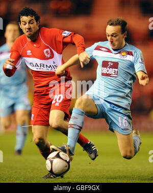 Julio Arca von Middlesbrough (links) im Einsatz mit Mark Noble von West Ham während des FA Cup Fifth Round Replays im Riverside Stadium, Middlesbrough. Stockfoto