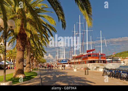 Uferpromenade von Trogir, in der Nähe von Split in Kroatien. Stockfoto