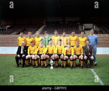 Navigationsleiste Kader von Oxford United 1968-69: (Hintere Reihe, l-r) Colin Harrington, John Shuker, Rodney Smithson, Jim Barron, Colin Clark, John Lloyd, Maurice Kyle, Cyril Beavon, Trainer Ken Fish; (Erste Reihe, l-r) Manager Arthur Turner, Graham Atkinson, Ken Sheen, Ron Atkinson, Mick Bullock, David Sloan, Barry Thornley, Sekretär Ken McCluskey Stockfoto