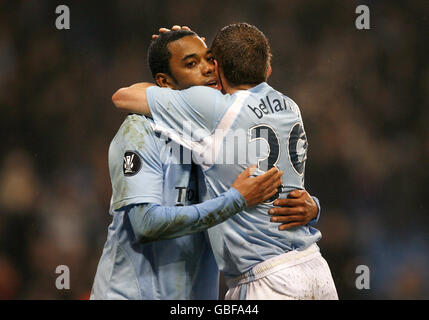 Fußball - UEFA-Cup - 32. Runde - zweite Etappe - Manchester City / FC Kopenhagen - City of Manchester Stadium. Craig Bellamy von Manchester City (rechts) feiert den zweiten Treffer mit Teamkollege De Souza Robino Stockfoto