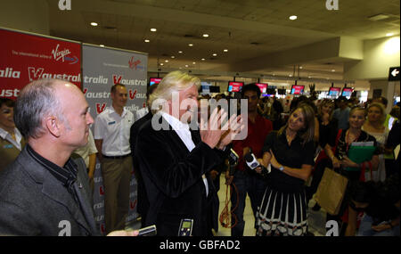 Sir Richard Branson hält eine Pressekonferenz am Flughafen Sydney für den ersten Flug von V Australia nach Los Angeles ab. Stockfoto