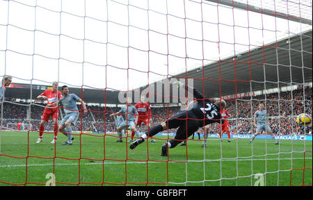 Fußball - Barclays Premier League - Middlesbrough gegen Liverpool - Riverside Stadium. Xabi Alonso aus Liverpool erzielt beim Spiel der Barclays Premier League im Riverside Stadium, Middlesbrough, ein eigenes Tor. Stockfoto