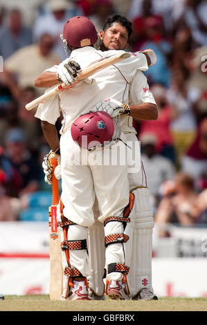 Ramnaresh Sarwan von West Indies feiert sein Jahrhundert mit Shivnarine Chanderpaul beim vierten Test in Kensington Oval, Bridgetown, Barbados. Stockfoto