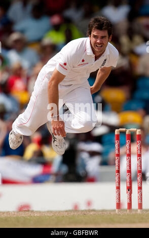 Cricket - Vierter Test - Tag drei - England gegen Westindien - Kensington Oval. Der englische James Anderson bowlt beim vierten Test in Kensington Oval, Bridgetown, Barbados. Stockfoto