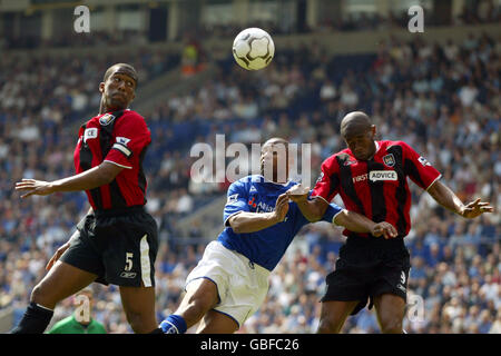 Fußball - FA Barclaycard Premiership - Leicester City / Manchester City. Sylvain Distin (l) von Manchester City, Paulo Wanchope (r) und Les Ferdinand von Leicester City (c) springen für den Kopfball Stockfoto