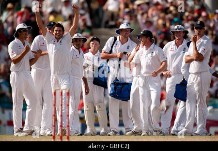 Der englische James Anderson feiert die Ablösung von West Indies' Shivnarine Chanderpaul, nachdem das Wicket beim vierten Test in Kensington Oval, Bridgetown, Barbados, überwiesen wurde. Stockfoto