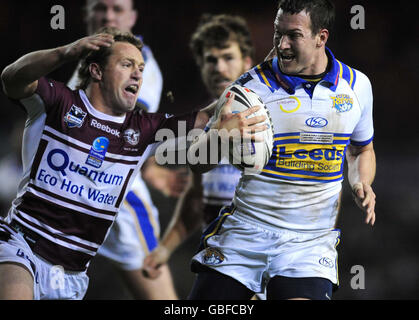 Danny McGuire (rechts) von Leeds Rhinos stellt sich dem Manny's Matt Orford im Aufbau vor Leeds Rhinos erster Versuch während des Carnegie World Club Challenge Spiels in der Elland Road, Leeds. Stockfoto