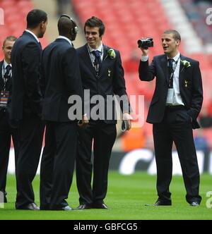 Fußball - Carling Cup - Finale - Manchester United gegen Tottenham Hotspur - Wembley Stadium. David Bentley von Tottenham Hotspur (rechts) filmt seine Teamkollegen vor dem Start mit seiner Videokamera Stockfoto