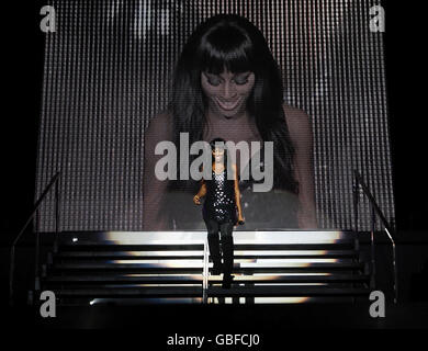 Alexandra Burke tritt während der X Factor Live Tour in der Wembley Arena in London auf. Stockfoto