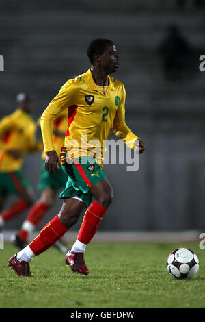 Fußball - Internationale Freundschaften - Kamerun gegen Guinea - Stade Robert Bobin. Essame Guy, Kamerun Stockfoto