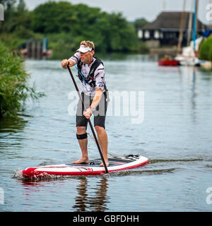 Paddel-Boarder auf den Norfolk broads Stockfoto