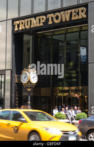 Trump Tower ist ein Büro- und Wohnhaus-Wolkenkratzer in Midtown Manhattan an der Fifth Avenue, New York City, USA Stockfoto