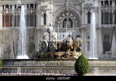 Reisestacks - Madrid - Februar 2009. Gesamtansicht der Cibeles-Statue auf der Plaza de Cibeles in Madrid, Spanien Stockfoto